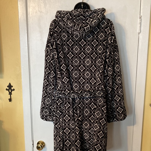 Vera Bradley Black and White Graphic Geometric Hooded Ultra Soft Fleece Robe - Picture 6 of 9